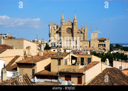 La Seu, die überwiegend gotische Westfassade der Kathedrale, Wohn Gebäude im Vordergrund, Altstadt, Ci Stockfoto