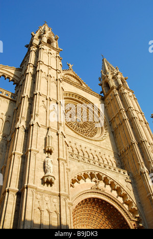 Vorwiegend gotische Westfassade der La Seu Kathedrale, Altstadt Zentrum, Ciutat Antiga, Palma De Mallorca, Mallorca, Bal Stockfoto