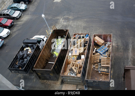 Vogelperspektive der Müllcontainer auf Parkplatz Stockfoto