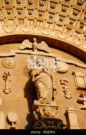 Dekoration am Haupteingang der überwiegend gotischen Westfassade der Kathedrale La Seu, Altstadt Ciutat A Stockfoto