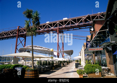 An der Marina Doca de Santo Amaro am Ufer des Tejo wurden ehemalige Lagerhäuser und Hafen Gebäude in moderner umgewandelt. Stockfoto