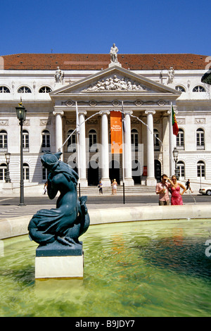 Teatro Nacional Dona Maria II, klassizistischen Nationaltheater am Rossio-Platz, in der Front ein Brunnen mit Skulpturen auf dem Rossio Stockfoto