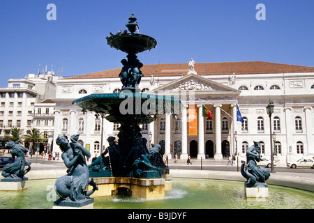 Teatro Nacional Dona Maria II, klassizistischen Nationaltheater am Rossio-Platz, in der Front ein Brunnen mit Skulpturen auf dem Rossio Stockfoto