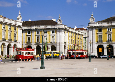 Praca do Comercio, Terreiro Paco, Handelszentrum mit Arkaden Gebäuden, alten Straßenbahnen im historischen Zentrum von Lissabon, Lisboa, P Stockfoto