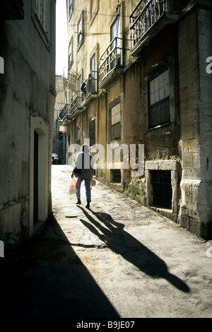 Silhouette, Frau einkaufen im frühen Morgen, Gasse im Stadtteil Alfama, historischen Zentrum von Lissabon, Lisboa, Portugal,-Eur Stockfoto