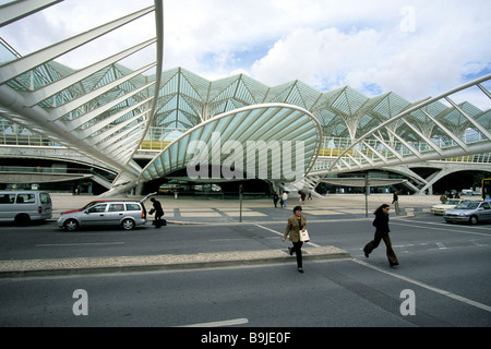 Gare Oriente Station, Dachdeckung, Straße mit moderner Architektur, entworfen von dem Architekten Santiago Calatrava, Parque Das Nacoes, Stockfoto