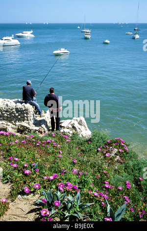 Praia da Rainha, Fischer an der felsigen Küste von Cascais, ein Badeort, zusammen mit Estoril, Lissabon, Portugal, Euro gewachsen Stockfoto