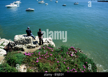 Praia da Rainha, Fischer an der felsigen Küste von Cascais, ein Badeort, zusammen mit Estoril, Lissabon, Portugal, Euro gewachsen Stockfoto