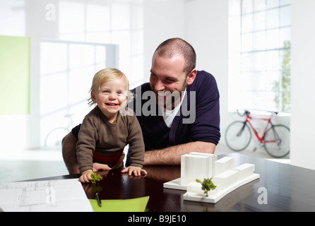 Architekt und Baby im grünen Büro Stockfoto