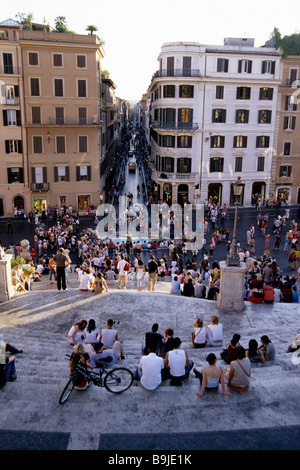 Menschen bevölkern Piazza di Spagna spanische Treppe, Scalinata della Trinità dei Monti, Ansicht von oben von der Via dei Condotti, Stockfoto