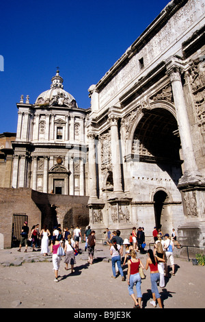 Touristen besuchen das Forum Romanum, Septimius Severus-Bogen, Arco di Settimio Severo, auf der Rückseite der Kirche Santa Luca in Rom, Ital Stockfoto