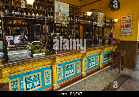 Viktorianische geflieste Bar in The Walerloo Hotel Pillgwenlly Newport South Wales UK Stockfoto