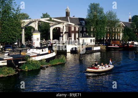 Walter Sueskind Brug, Zugbrücke, Boote am Fluss Amstel, Amsterdam, Noord-Holland, Niederlande, Europa Stockfoto