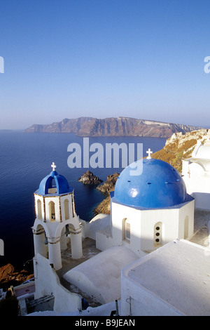 Dorf von Oia mit einer Kirche in weiß und blau, Blick auf die Caldera, Insel Thirasia Therasia in den Rücken, Insel der Santor Stockfoto