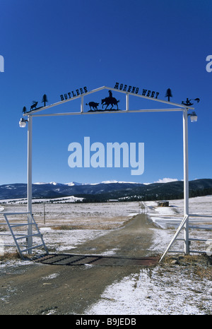 Ranch Gate am Enchanted Circle Byway in der Nähe von Eagle Nest mit Sangre de Christo Mountains in der Ferne im Colfax County New Mexico USA Stockfoto