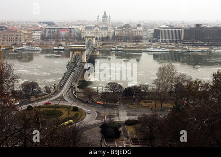 Die Kettenbrücke über Fluss Donau Budapest Ungarn gesehen vom königlichen Palast auf dem Burgberg Stockfoto