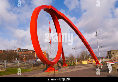 Monumentalen roten Stahl Skulptur The Wave Künstlers Peter Fink am Ufer des Flusses Usk Newport South Wales UK Stockfoto