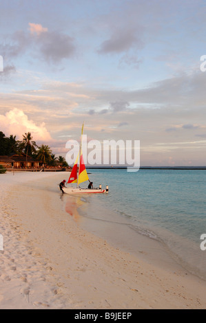 Strand mit Boot, Full Moon Resort, Malediven, Indischer Ozean Stockfoto