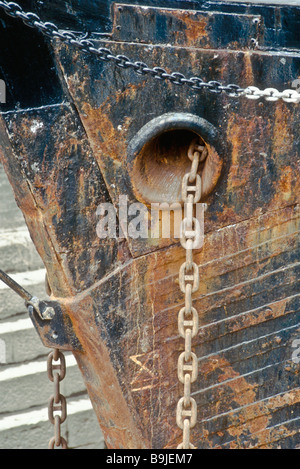 Die 1946 Bark Kaskelot im Trockendock Blick auf eine Hawsepipe und Anker Kette Stockfoto