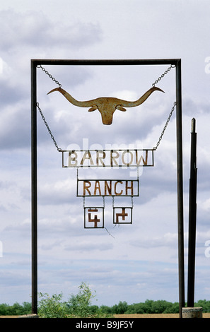 Schmiedeeisernes Schild am Eingang der Ranch auf der FM 765 Autobahn in der Nähe von Doole in McCulloch County Texas USA Stockfoto