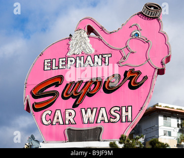 Große rosa Elefant außerhalb einer Autowaschanlage, Seattle, Washington, USA Stockfoto