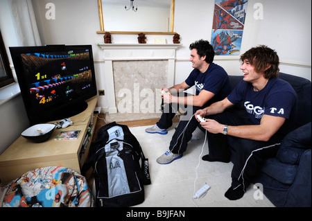 BRISTOL RUGBY-SPIELER LUKAS UND TOM ARSCOT DIREKT IN IHRE GEMEINSAME WOHNUNG UK JAN 2008 Stockfoto