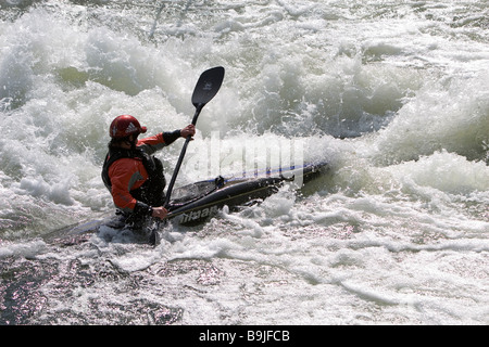 Wildwasser-Kanufahren auf der Themse bei Shepperton Weir Stockfoto