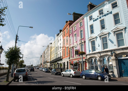 Die bunten Gebäude von Cobh Hafen an einem sonnigen Tag, County Cork, Irland Stockfoto