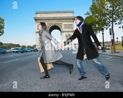 Paare, die auf Champs Elysees Stockfoto