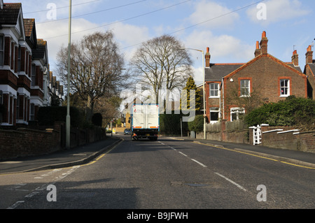 Suburban Wohnstraße der Fischerei Lane in Hemel Hempstead ist gesäumt von terrassenförmig angelegten viktorianischen Häusern Hertfordshire UK Stockfoto