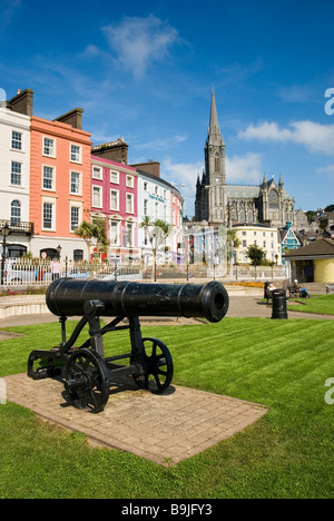 Kanone in Cobh Waterfront Park mit St Colmans Kathedrale im Hintergrund an einem sonnigen Tag, County Cork, Irland Stockfoto