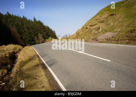 Perspektive Schuss neue Straßen, kein Verkehr in Sonne und einen Wald-Hintergrund. Stockfoto