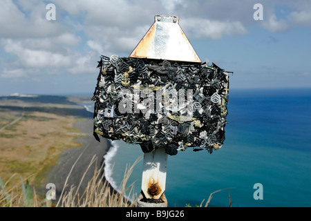 Auf Mt Suribachi Iwo Jima Memorial bedeckt mit Erkennungsmarken und Rangabzeichen mit Blick auf den schwarzen Sand der Marinekorps-Kusnadi Stockfoto