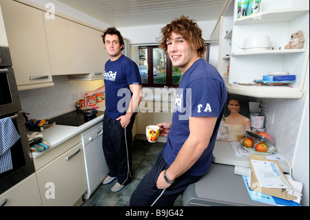 BRISTOL RUGBY-SPIELER LUKAS UND TOM ARSCOT DIREKT IN IHRE GEMEINSAME WOHNUNG UK JAN 2008 Stockfoto