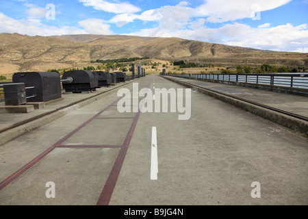 Straße über Aviemore Staudamm auf Waitaki River, North Otago, Südinsel, Neuseeland Stockfoto