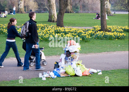 Überquellenden Abfallbehälter in einem Park, London, UK Stockfoto