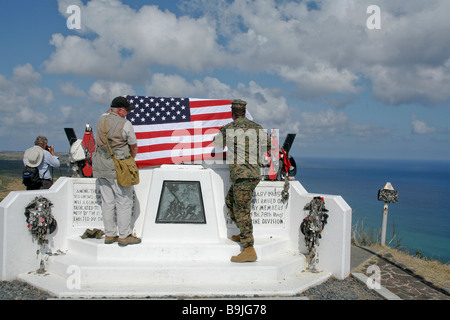 Besucher zu Mt Suribachi Iwo Jima legen eine amerikanische Flagge auf der Marine Corps Memorial Stockfoto