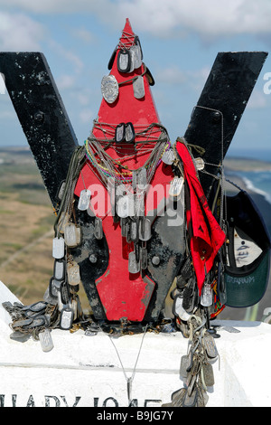 Marine Corps 5. Amphibious Corps Memorial auf Mt Suribachi Iwo Jima bedeckt mit amerikanischen Erkennungsmarken Stockfoto