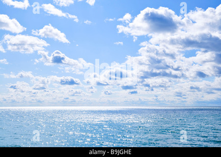 Blaues Meerwasser und sonnigen Himmelshintergrund Stockfoto