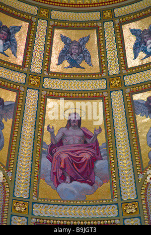 Budapest, Ungarn. St Stephen Basilica (Szent Istvan Bazilika; 1905) Kuppel. Mosaik auf der Decke zeigt Christus Stockfoto