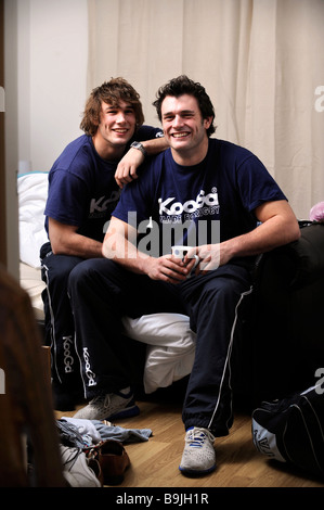 BRISTOL RUGBY-SPIELER LUKAS UND TOM ARSCOT LINKS IN IHRE GEMEINSAME WOHNUNG UK JAN 2008 Stockfoto