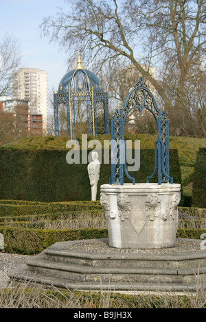 Die Rotunde aus Gusseisen und ornamentalen Mock verfügen über gut im Queens Garden, Kew Palace Royal Botanical Gardens, Kew, London Stockfoto