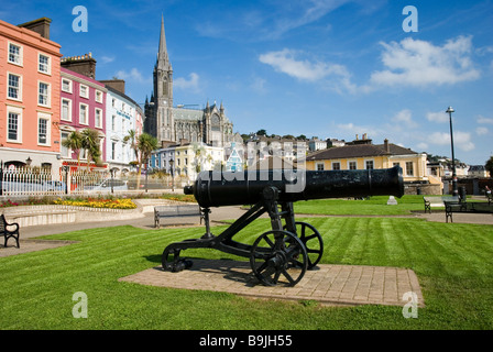 Kanone in Cobh Waterfront Park mit St Colmans Kathedrale im Hintergrund an einem sonnigen Tag, County Cork, Irland Stockfoto