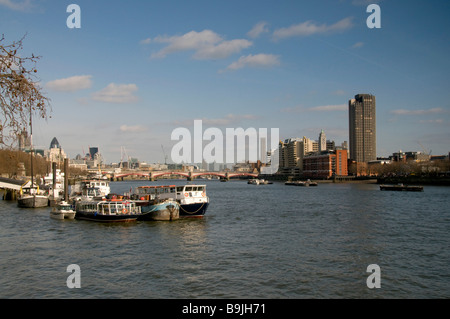 Schiffe auf der Themse Stockfoto