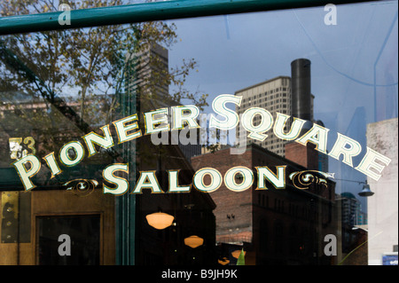 Gebäude im Stadtteil Pioneer Square spiegelt sich im Fenster ein Salon mit Bar, Yesler Weg, Seattle, Washington, USA Stockfoto