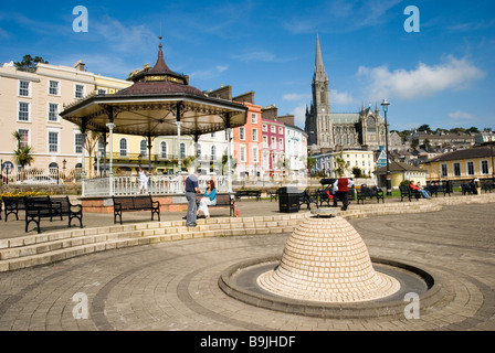 Brunnen und Band stehen in Cobh Waterfront Park mit St Colmans Kathedrale im Hintergrund, County Cork, Irland Stockfoto