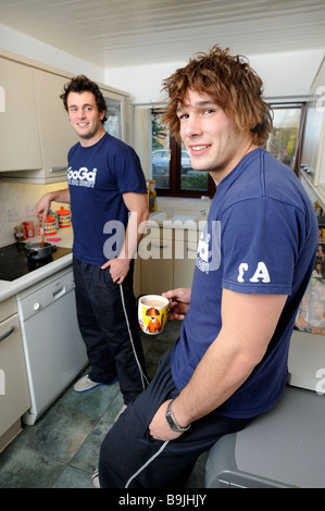 BRISTOL RUGBY-SPIELER LUKAS UND TOM ARSCOT DIREKT IN IHRE GEMEINSAME WOHNUNG UK JAN 2008 Stockfoto