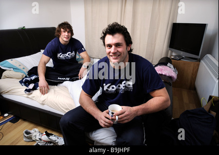 BRISTOL RUGBY-SPIELER LUKAS UND TOM ARSCOT LINKS IN IHRE GEMEINSAME WOHNUNG UK JAN 2008 Stockfoto