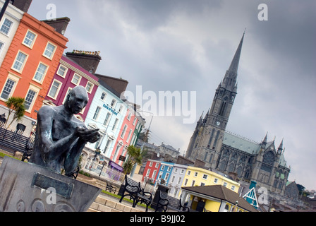 Die Navigator-Statue und Cobh Waterfront mit St. Colman Kathedrale im Hintergrund, County Cork, Irland Stockfoto