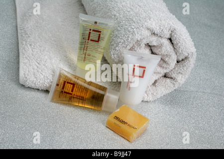 Hotel Pflegeprodukte Shampoo Haar Produkte kosmetische Flakon Badenixe Conditioner Gel Lotion Produkt Produkte Dusche Körperdusche Stockfoto